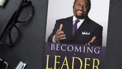 Photo of 15 lessons from the book entitled: becoming a leader